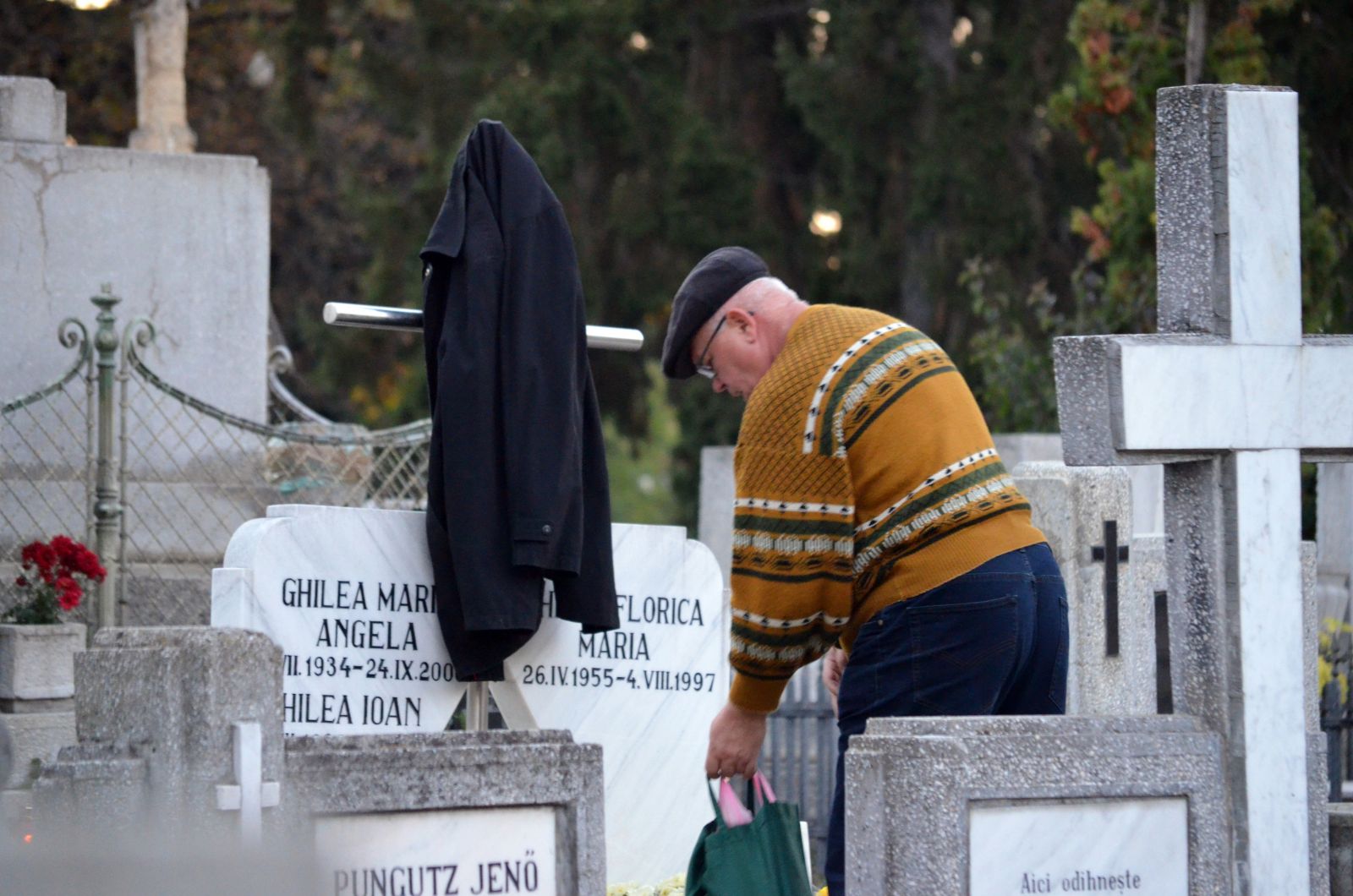 Az időjárás is kedvező volt a temetőbe látogatók számára: a kabát a sírkőre került