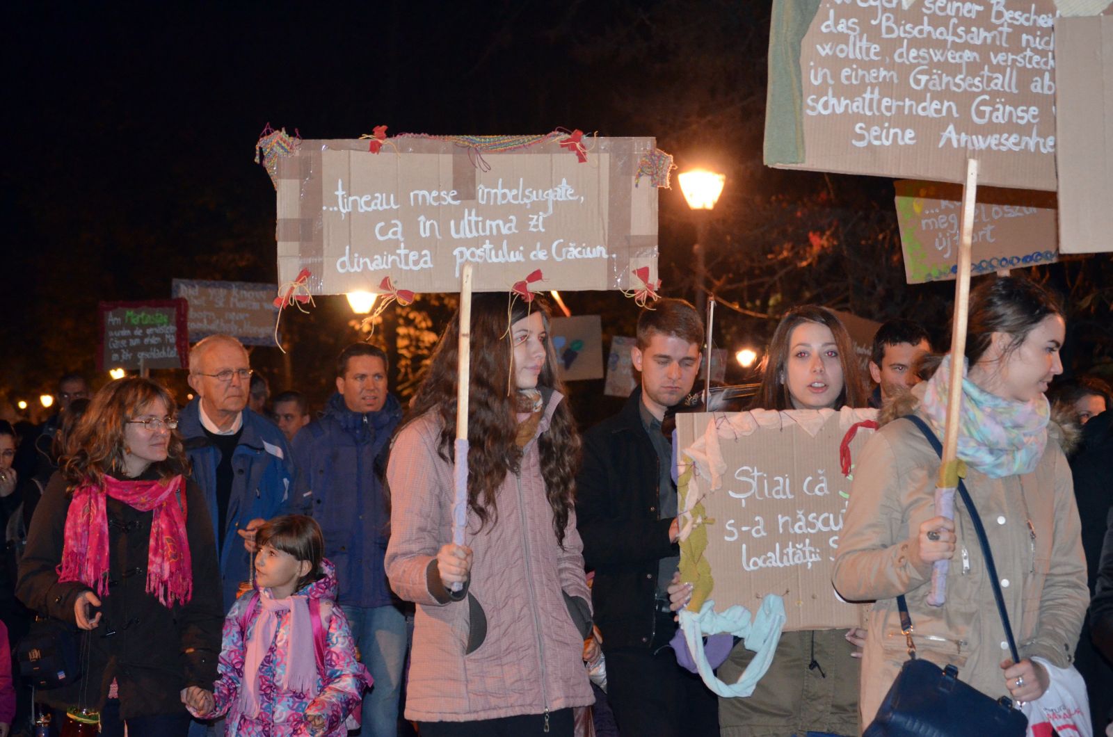 A négynyelvű táblák Márton-napi szokásokat, hiedelmeket ismertettek.