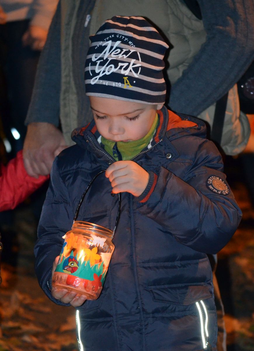 Díszes befőttesüvegben gyertya: tökéletes lámpás erre az alkalomra.