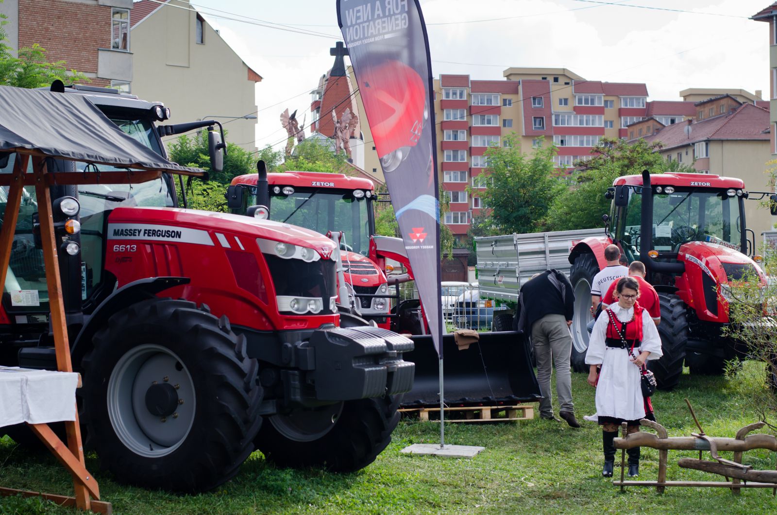 A Falu a városban látványossága idén ez a két vadonatúj traktor. A gyerekek 