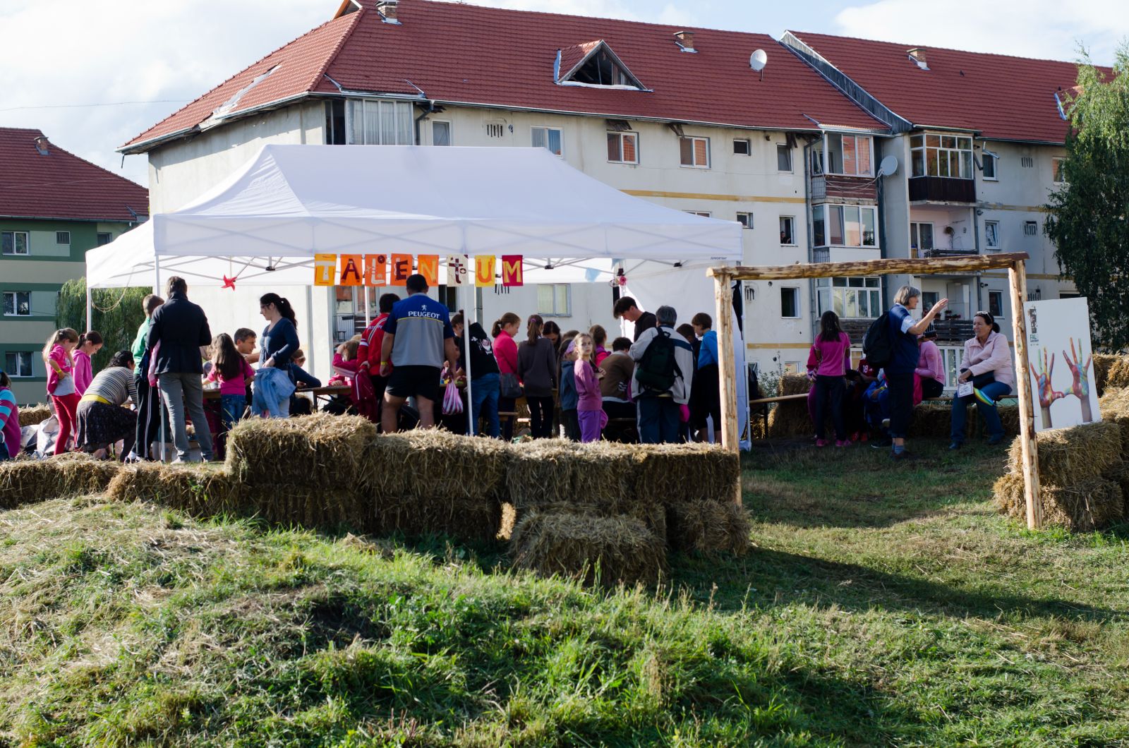 A kézműves sátor lefoglalja a gyerekeket, amíg a szülők puliszkát főzhetnek, vagy mehetnek egy kört a traktorokkal.