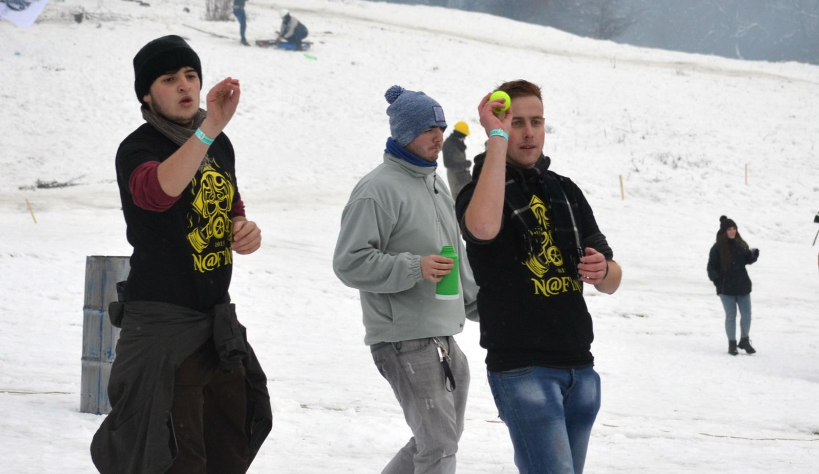 A koktélpong a már jólismert beerpong (sörpong) szabadtéri változata: egymás vedreibe kellett labdával betalálniuk a versenyzőknek. Akinek hamarabb elfogytak a vedrei, az veszített
