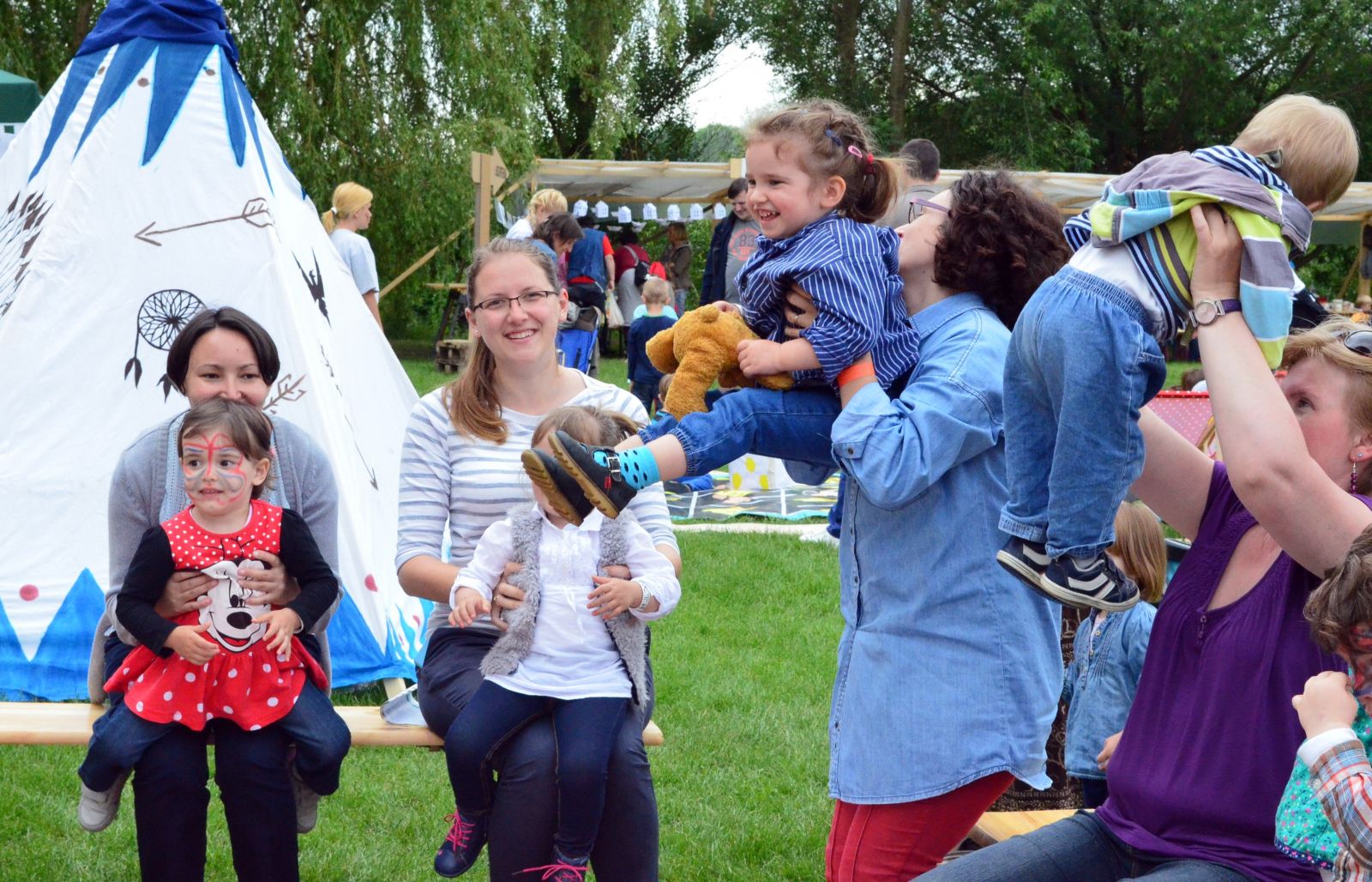 A baba-mama programot az anyukák is legalább annyira élvezték, mint a babák. Közösen, körbeülve lovacskáztak, szálltak és énekeltek
