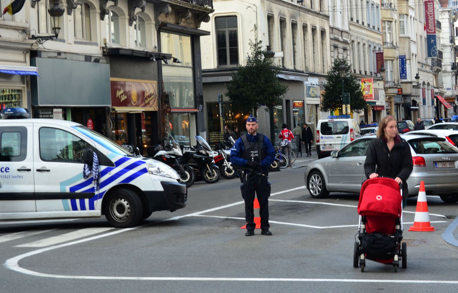 A teljes brüsszeli rendőri állomány munkába állt, a szabadságon lévőket behívták, más ügyeket felfüggesztettek. Minden erővel a nyomozáson, illetve a közbiztonságon dolgoznak. A hadseregben is teljes a készültség, sok egység az utcákon van, a többiek pedig a kaszárnyákban állnak készen arra, hogy ha szükséges az utcára rendeljék őket.
