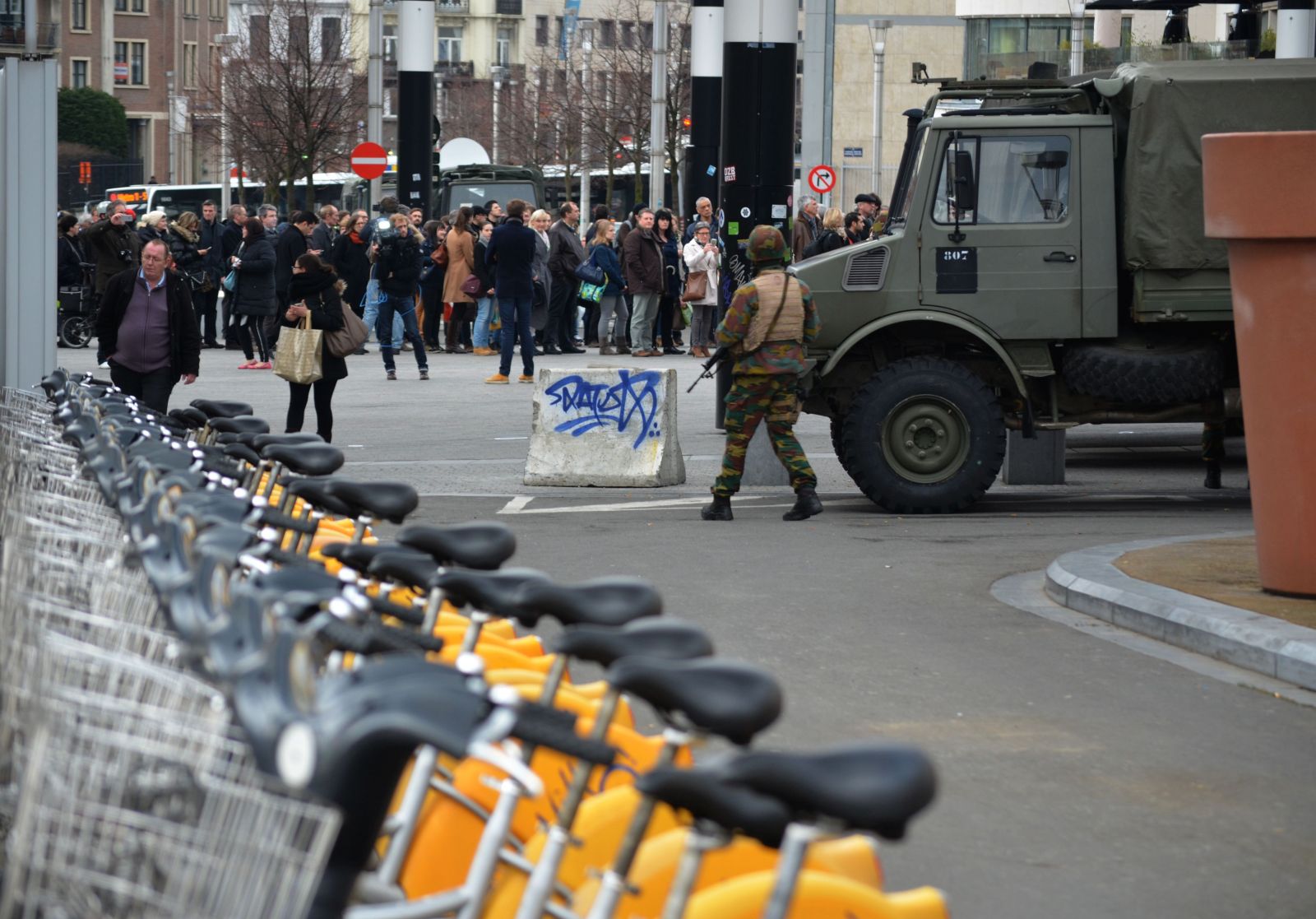 A Gare Centrale (központi pályaudvar) előtt a tavaly novemberi párizsi terrormerényletek óta mindig állomásozott egy-két páncélozott jármű és néhány fegyveres katona, illetve rendőr járőrözött. Most legalább tíz páncélozott jármű és legalább negyven katona zárta körül az állomást. Az állomás előtti területet teljesen körbezárták, a meglévő legalább hat bejáratból csak egy van nyitva. Mivel a metró ezen az állomáson nem áll meg, a föld alatt sem lehet megközelíteni a legnépszerűbb pályaudvart.
