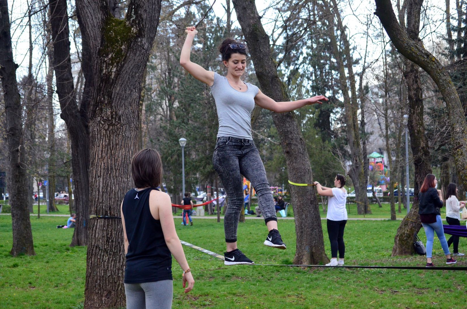 Az aktívabbak a Slackline-t is kipróbálhatták. Ez a fajta kötélen sétálás nem olyan könnyű, mint aminek látszik.
