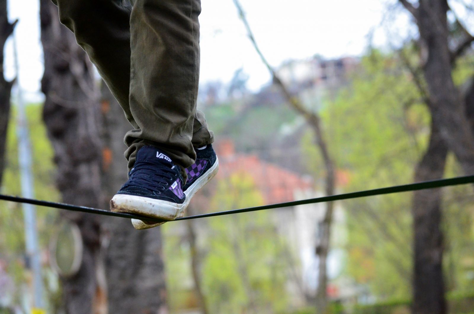 Slackline: két fa közé kihúztak egy vastagabb, erre a célra használt kötelet, és azon próbáltak végigsétálni.  A jó egyensúly elengedhetetlen ehhez a sporthoz.