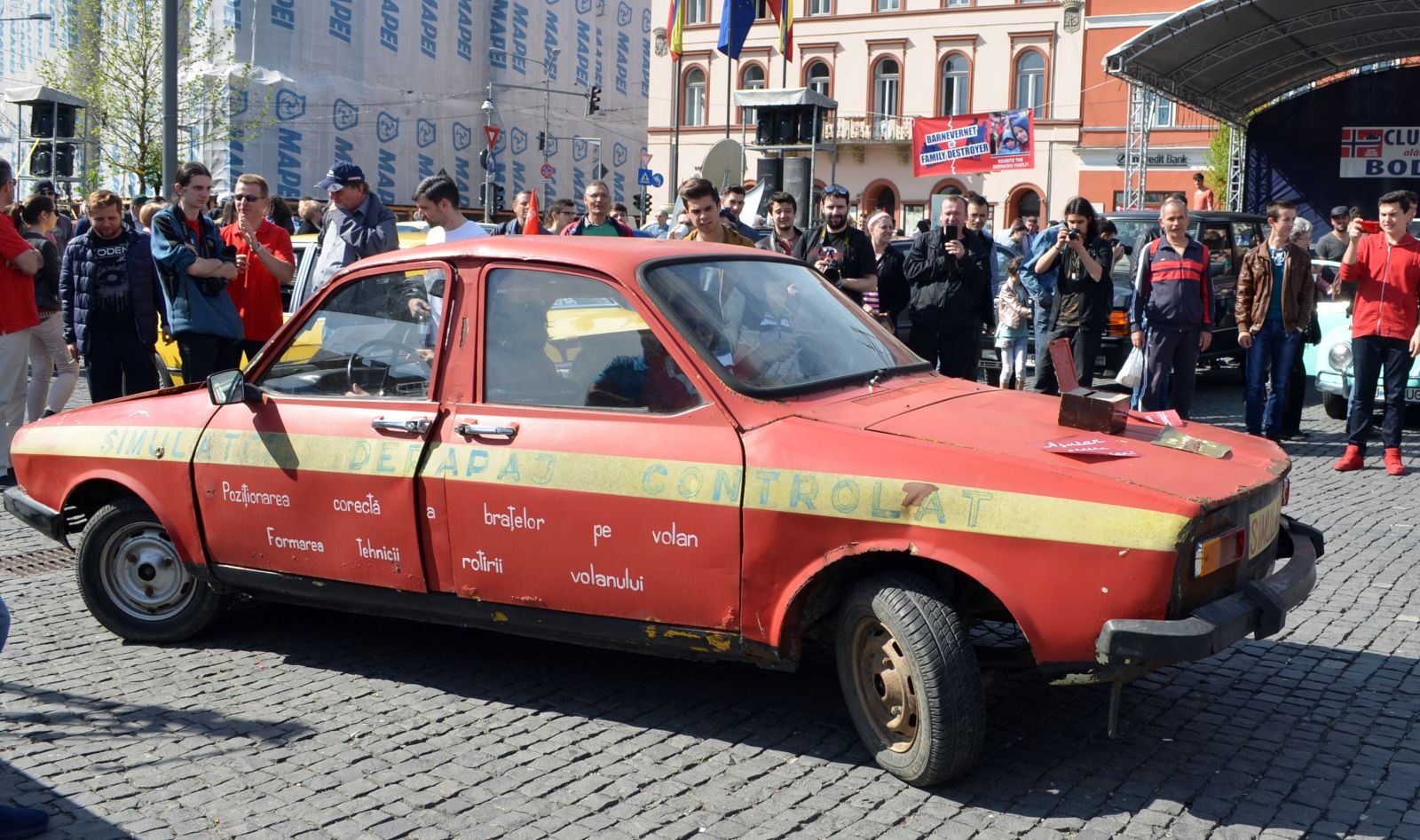 Ez a Dacia külön figyelmet érdemelt: bár motra csak egy van, müködőképes kormánya kettő, és mindkét irányba elindult a nézők csodálkozására. ,,Adományozz a javításáért!” – felirat volt az autó (egyik) orrán
