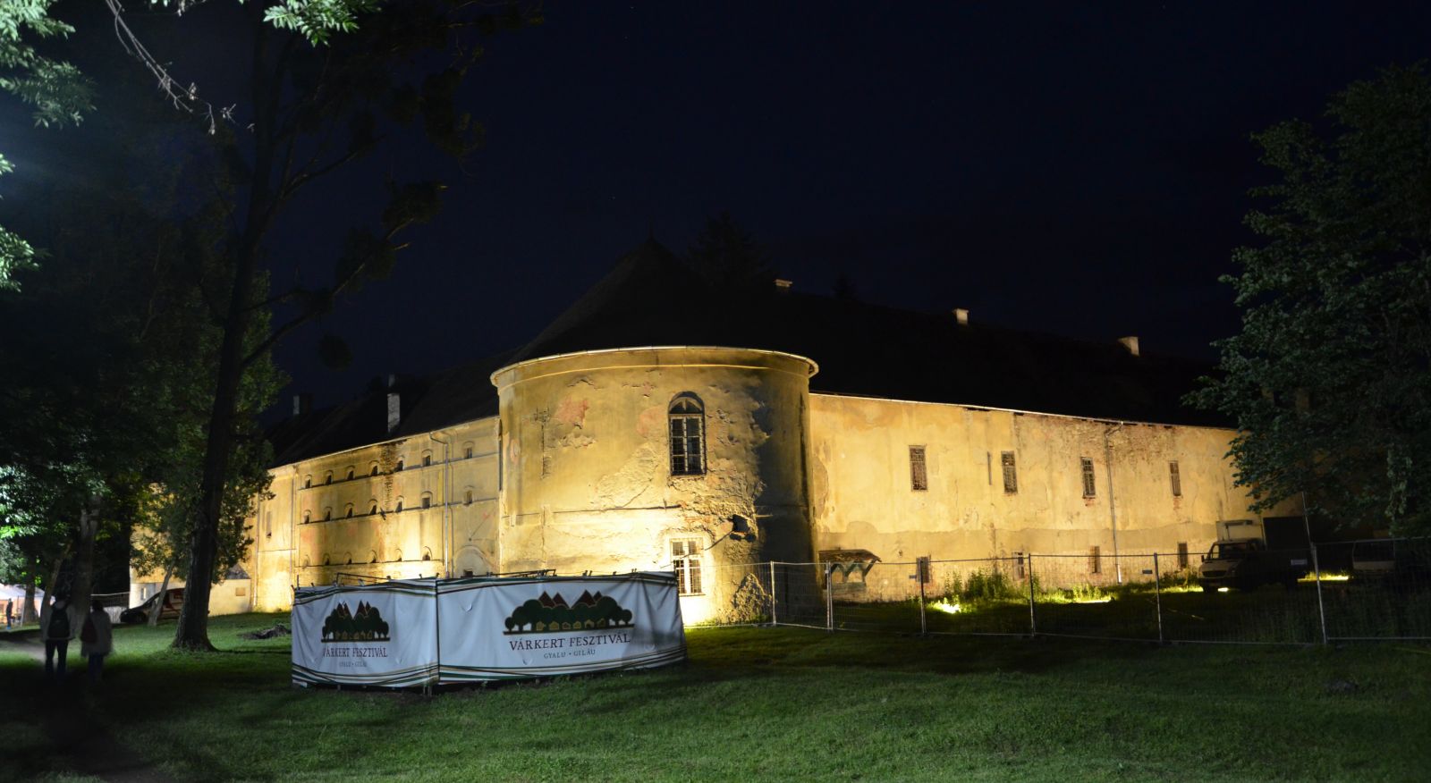 A vasárnap este véget ért Várkert Fesztivál helyszíne a Kolozsvártól 16 kilométerre fekvő, 15. században épült gyalui várkastély kertje volt. A kastélyt és a birtokot Nagy Elek kolozsvári származású magyarországi üzletember 2014-ben vásárolta meg egy Bánffy-örököstől, és az általa létrehozott Traditio Transylvanica Alapítványnak adományozta. Ahogy a megnyitón is elhangzott, a fesztivál megszervezése is elsősorban az üzletembernek köszönhető, aki történelmi-kulturális kalandparkká kívánja alakítani a létesítményt.