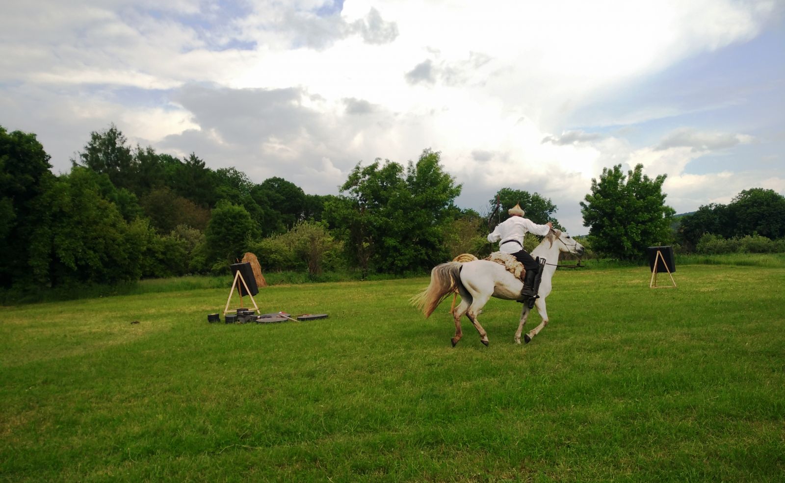 Szombaton délután kint voltunk a kolozsvári Tunyogi Béla lovas-íjász bemutatóján is. 