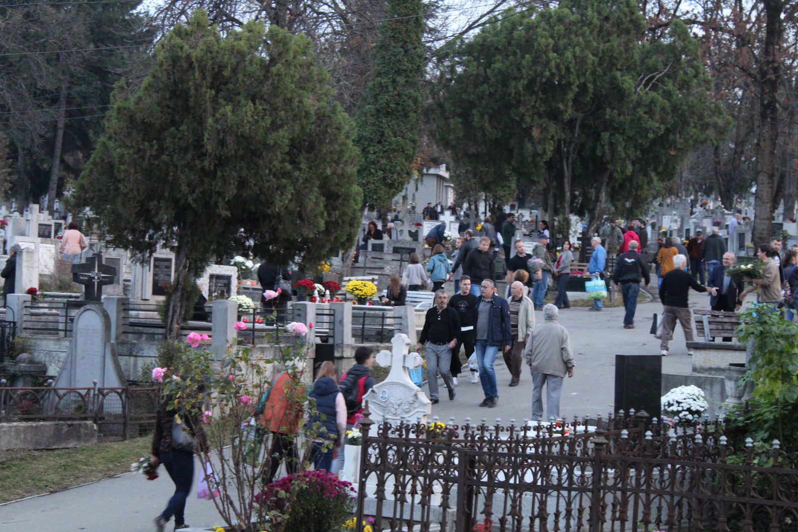 A kolozsvári Házsongárdi temető már délben megtelt emberekkel. Mindenki kezében virág és gyertya, szeretteik sírjához tartanak. 