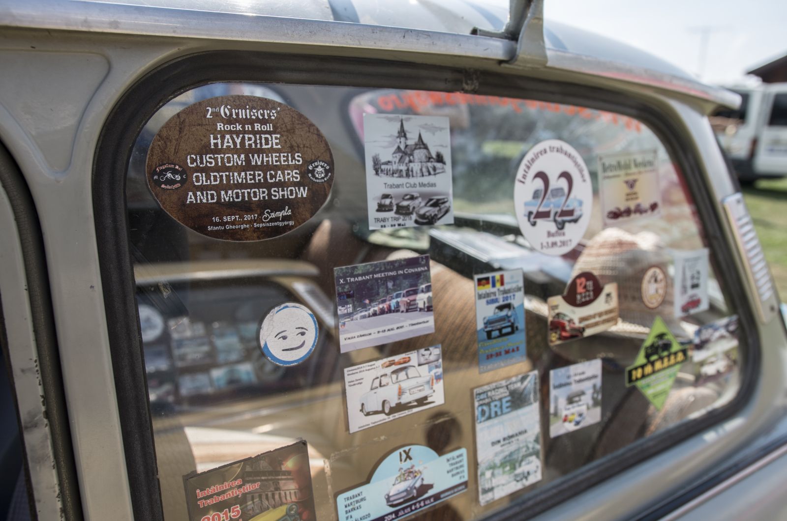 A tavalyi rendezvény matricája egy Trabant ablakán. Több autó is visszatérő vendég.