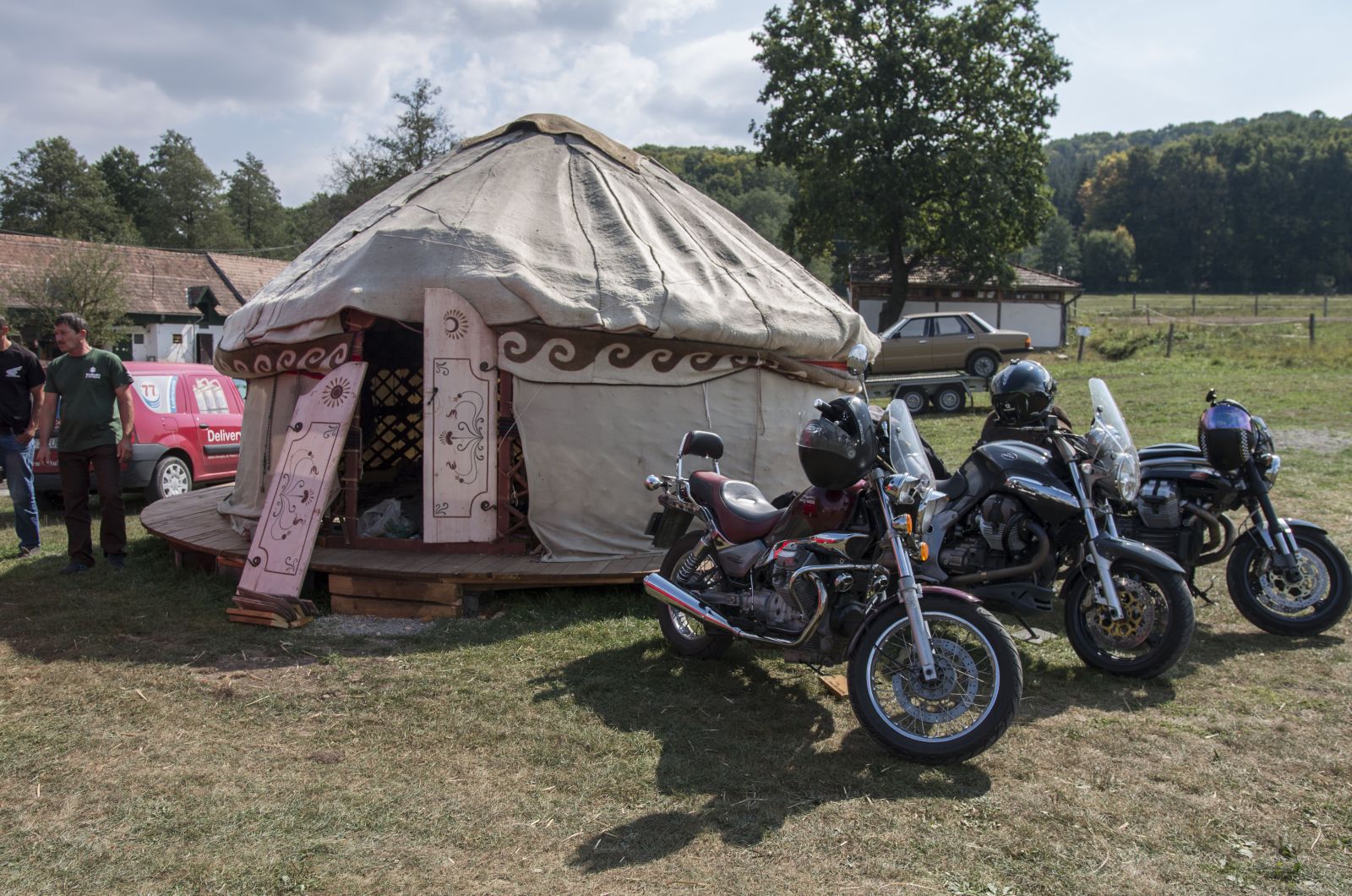 Modern nomádok, jurta és motorbicikli.