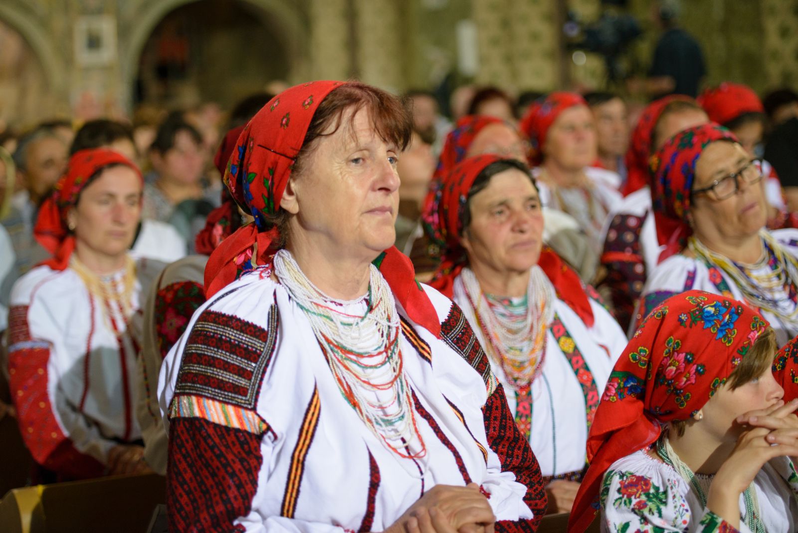 Moldvai csángók a csobotfalvi hagyományos csángó misén.
