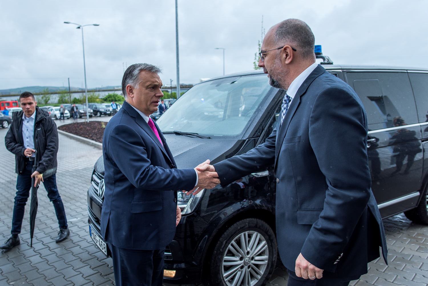 Orbán Viktor megérkezik az UBM Feed Romania kerelőszentpáli takarmánykeverő üzeméhez. Kelemen Hunor RMDSZ-elnök üdvözli.