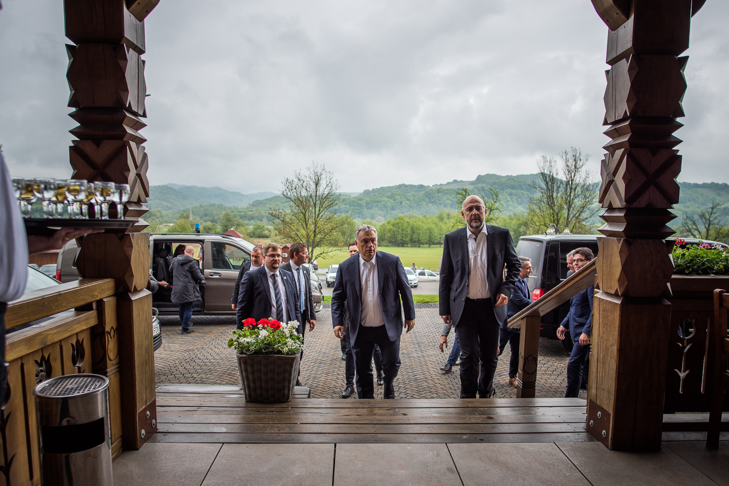 A magyar kormányfő és kísérői Csíkszeredába menet betértek egy vendéglőbe ebédelni Kibéden.