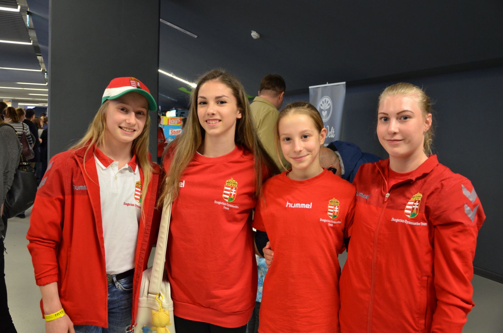 Ezek a lányok a magyar tornasport fellegvárának számító Békéscsabáról érkeztek Kolozsvárra. A teremben több helyen is láttuk magyar zászlókat, a döntőkre vélhetően többen is lesznek. 
