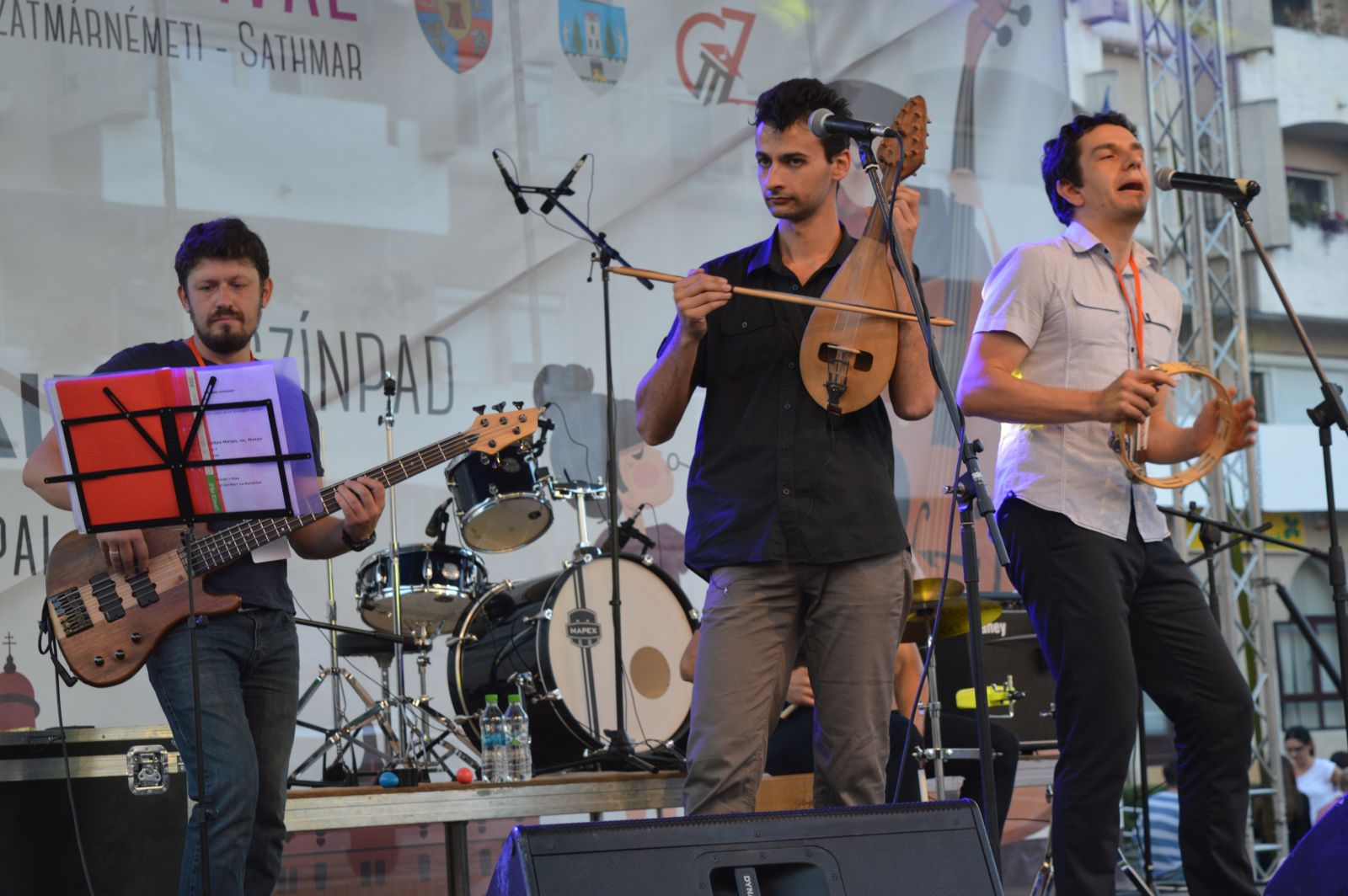 Éppen a bolgár X-ray Band koncertezik, akik hagyományos hangszereken dolgoznak fel mindenkori dalokat.
