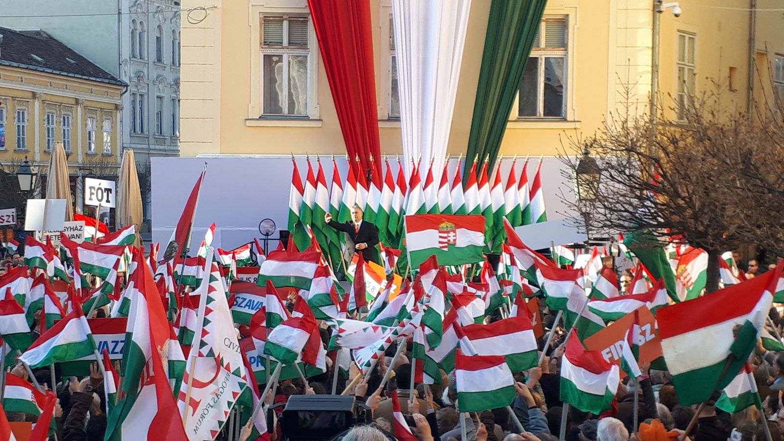 A kampányzáró fénypontja amúgy Orbán Viktor Fidesz-elnök volt, aki a saját, a kampányból már ismert témáit érintve buzdította szavazásra híveit. 
