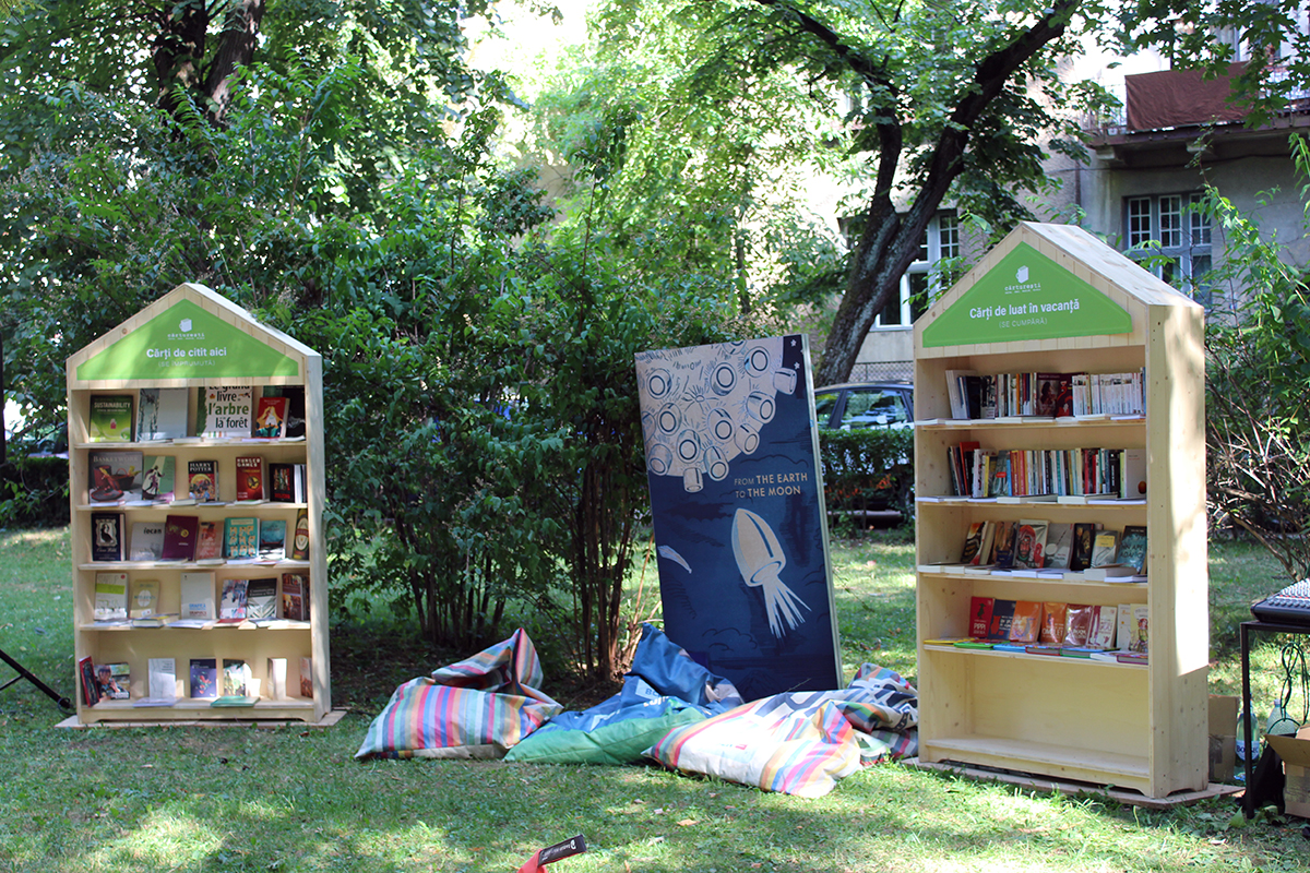 Babzsákból és függőágyból van a legtöbb, kérdés, hogy hol mit adnak mellé. A Cărturești könyvesbolt standjánál például könyveket, helyben olvasásra. A könyvesbolt először van jelen a fesztiválon, napközben programokkal is készülnek.
