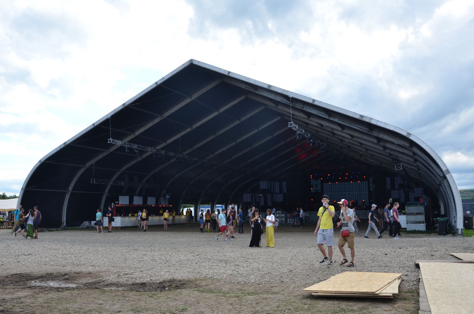A hangár a fesztivál új zenei helyszíne. Összesen hatezer embert képes befogadni.
