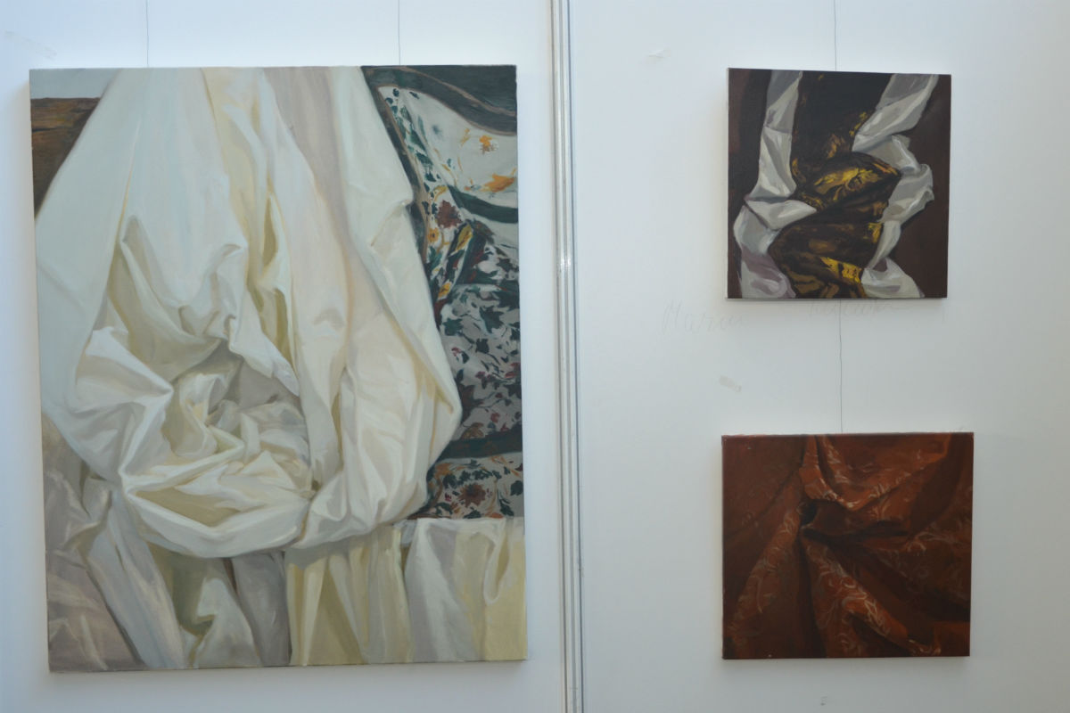 Ionela Blaj Hullám című festménysorozatában különböző textíliák és kelmék gyűrődéseit tanulmányozta.
