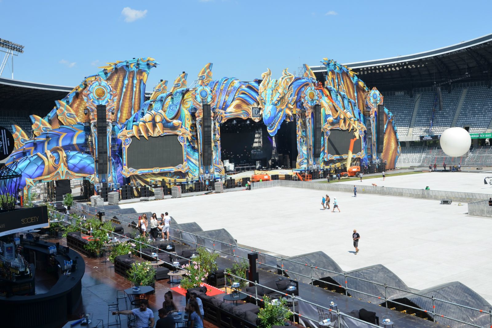 A főszínpad, azaz a „Sárkányfészek” most is a Kolozsvár Arénában van, koradélután még a gyepet védő padlózatot szerelték. A szervezők közleménye szerint a színpad 100 méter széles és több mint 35 méter magas.
