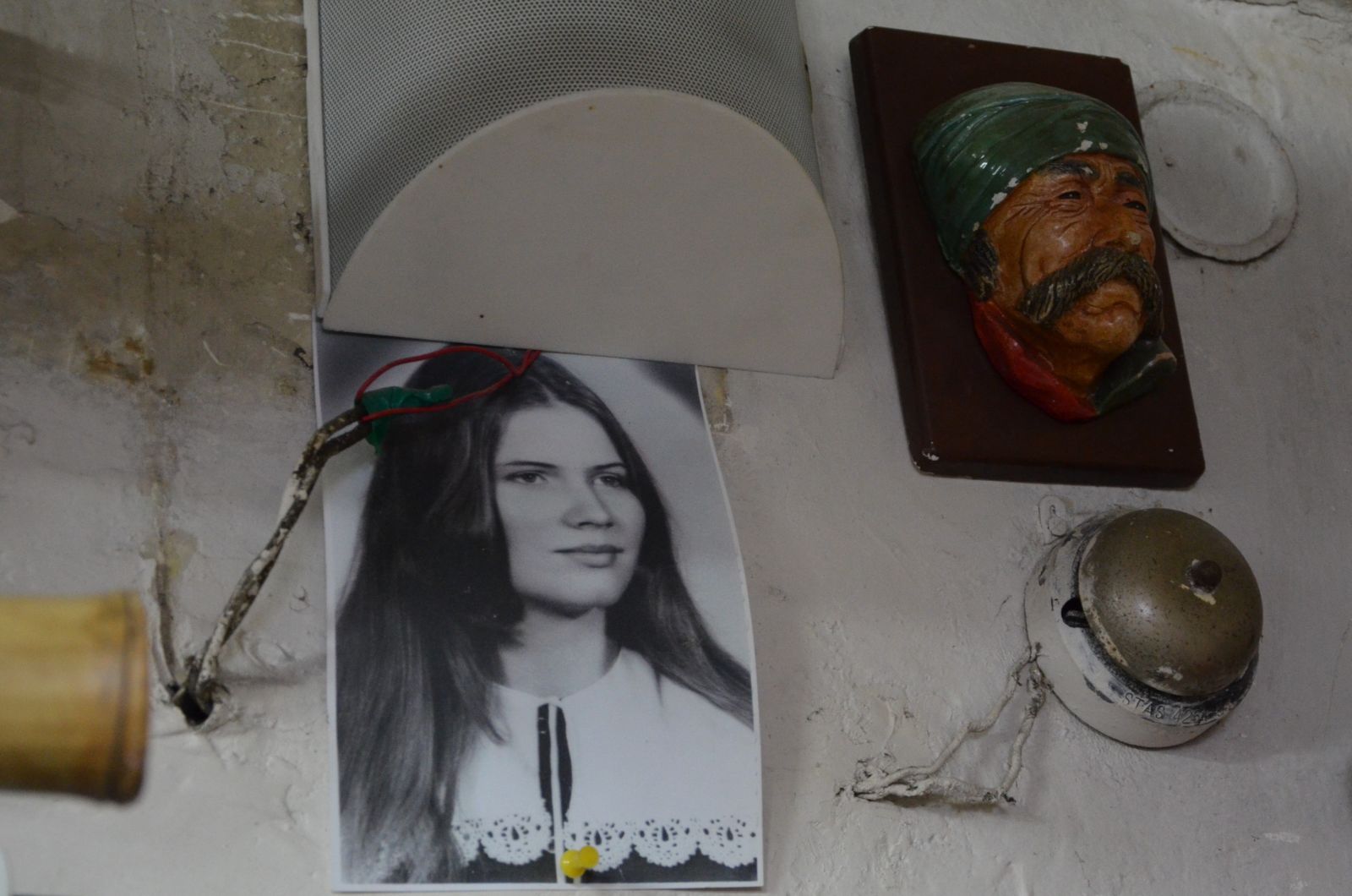 Másról nem, de Kézdi Imola színésznőről láttunk egy fiatalkori fényképet a raktárban.
