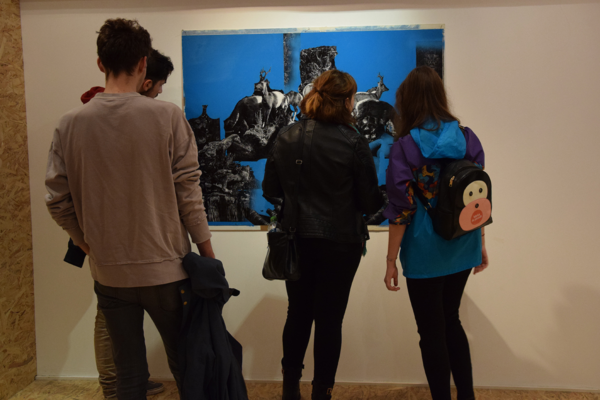 A legkisebb galéria a Nano, ahol Juhos Sándor és Szabó András kettős kiállítását nézhettük meg. A képnek itt elkerülhetetlenül része volt egy-egy látogató, sokszor egészen szervesen, mint itt ez a kék dzsekis lány.
