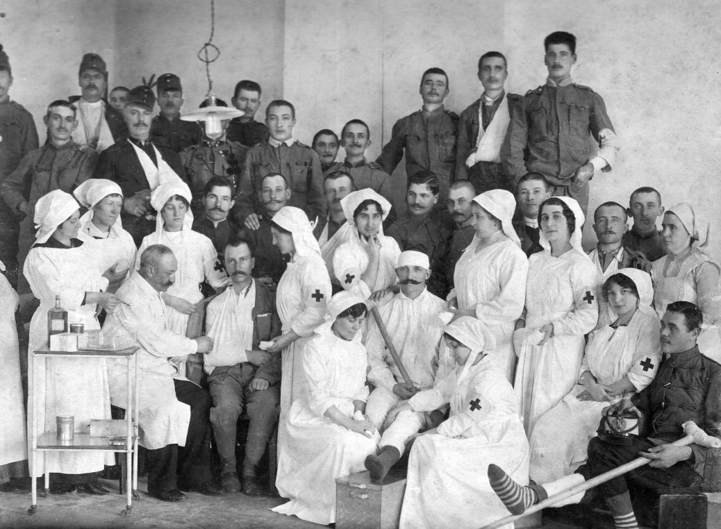 A ditrói kórház vezetője, dr. Dobribán Antal önkéntes és hivatásos ápolónők, illetve a páciensek társaságában, 1916-ban. Georg Heiter udvari fényképész (Szászrégen – Borszék) felvétele (a Tarisznyás Márton Múzeum gyűjteményéből).
