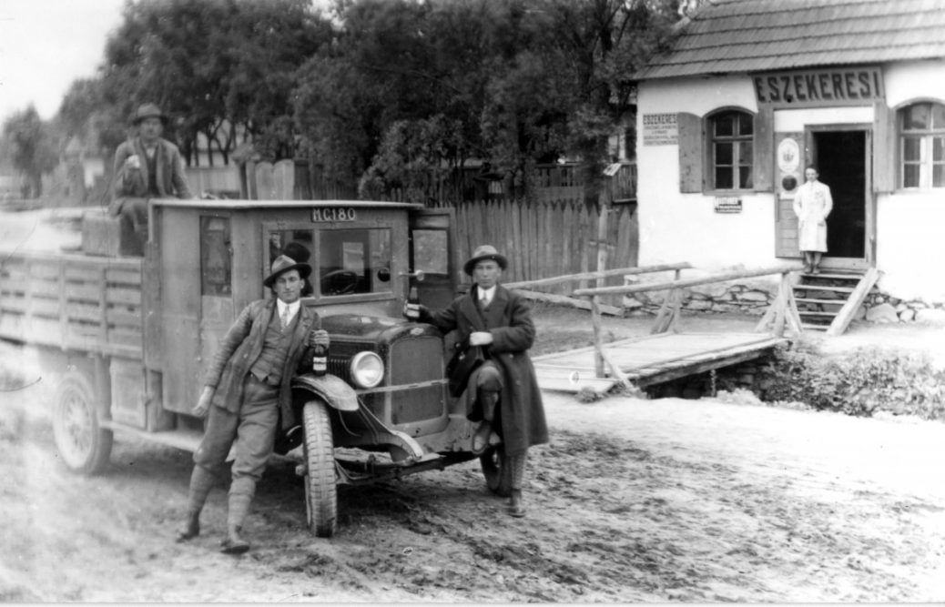 Szekeres Imre gyergyóalfalusi kereskedő Ford típusú teherautójával az 1930-as években (a Tarisznyás Márton Múzeum gyűjteményéből).
