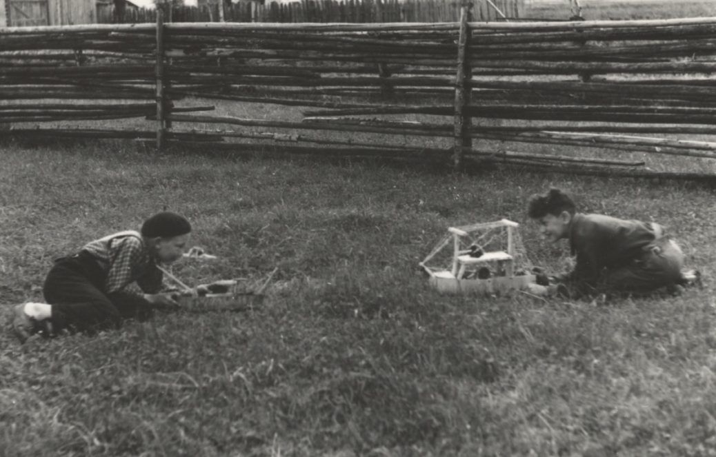 Gyergyócsomafalvi gyerekek játszanak fából készült kishajóval. Vámszer Géza felvétele 1963-ból (a Tarisznyás Márton Múzeum gyűjteményéből).
