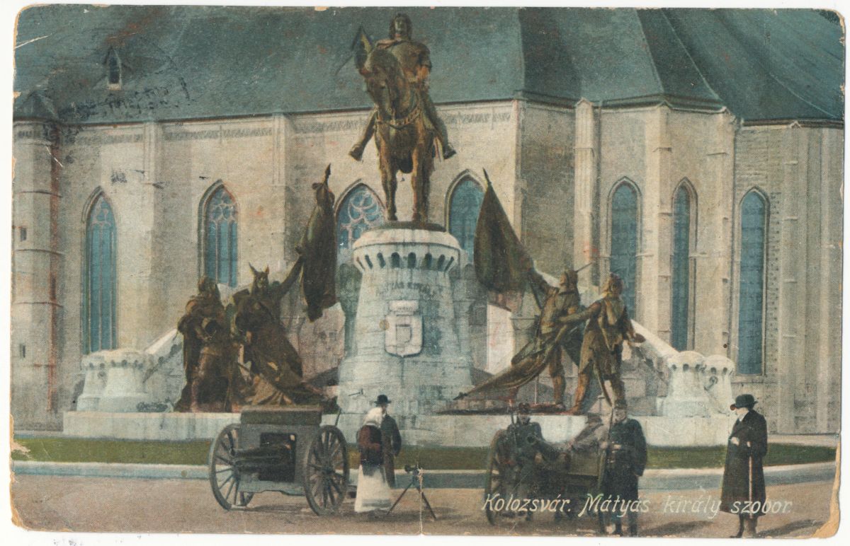Kétféle kompozíciót találtak igencsak előnyösnek a korabeli fotósok: a teljes szoborcsoportot láttató, frontális nézetet, amelyen háttérként a Szent Mihály részlete látszott (Fadrusz János is előnyösnek tartotta a templomot, mint hátteret). Ez az 1915-ös képeslap az első világháború nyomasztó hangulatát idézi fel a két tábori tarackkal a szobor előtt. Emellett kedveltté váltak a lovon ülő Mátyás fél-profilját vagy profilját kihangsúlyozó kompozíciók, amelyek közelebbi nézeteket is megengedtek az emlékműről, és inkább lehetővé tették a más jellegű elemek kizárását, sokszor csak a felhős ég volt a háttér, ha nem, kimontíroztak minden mást. Ráadásul ez a beállítás Mátyás itáliai mesterek által megformált uralkodói profilképére is emlékeztet.