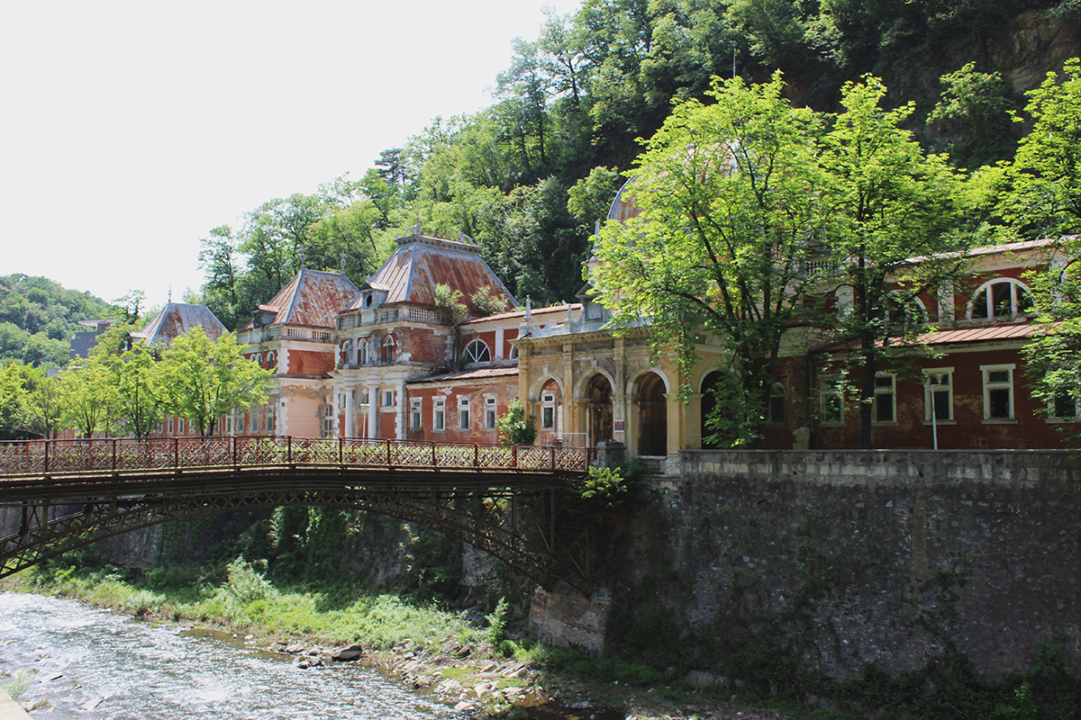 A Cserna partján álló Szapáry-fürdő egykor az üdülő dísze volt, ma romhalmaz.
