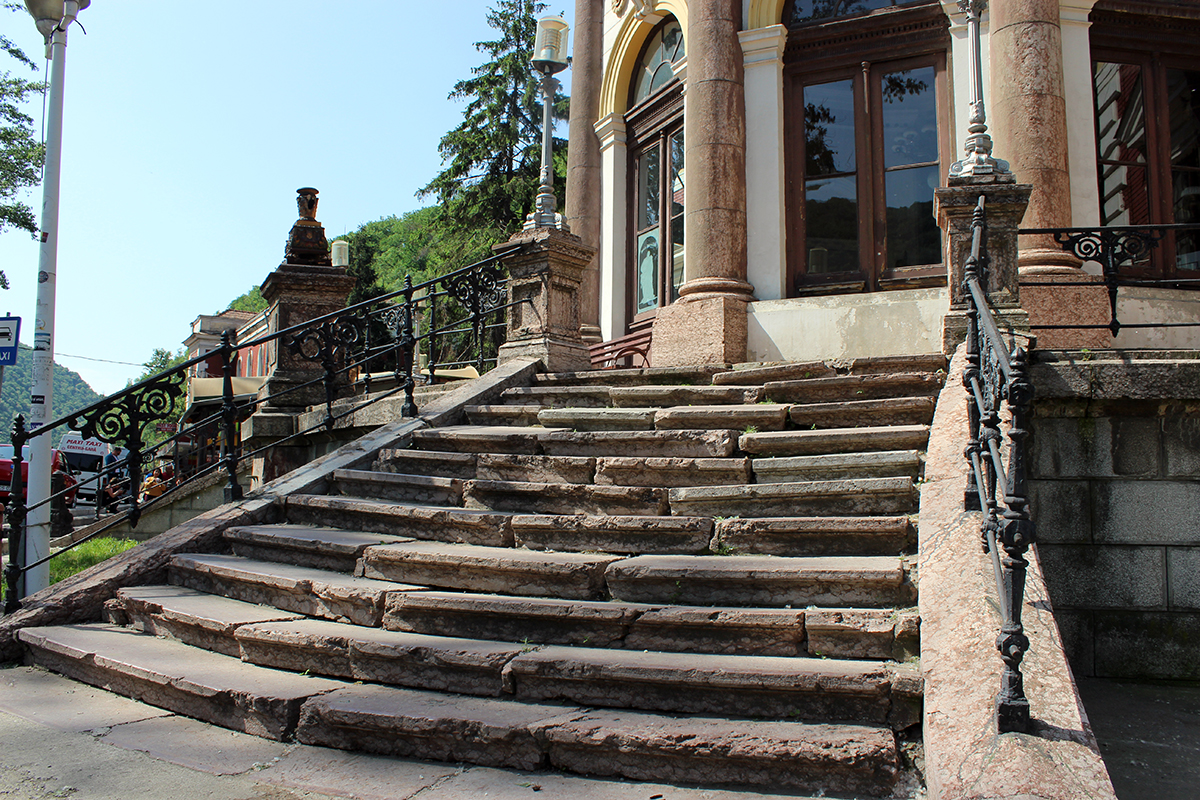 Ferenc József és Sissi lába is koptatta ezeket a lépcsőket.
