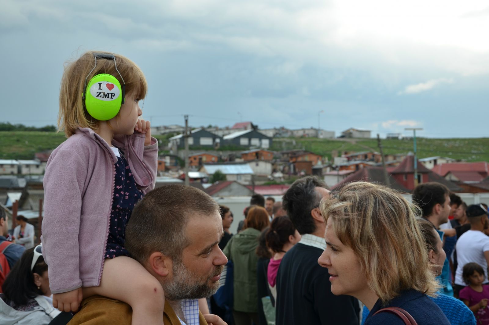 Toxikus környezet ide vagy oda, nem csak kíváncsi fiatalok, hanem családok is jöttek Kolozsvárról.
