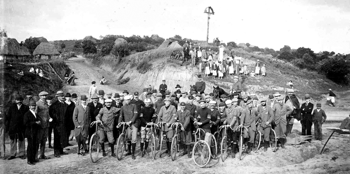 Kerékpárosok országúti versenyre indulnak a Feleki-tetőről. A kép az 1890-es évek elején készült, fontos kiemelni az öltözetet, amelyből a kabát nem hiányozhatott, még akkor is, ha az inget ekkorra felváltotta az egyesületi trikó.
