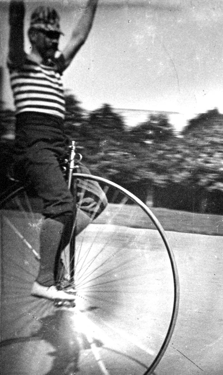 Az első kerékpár 1881 körül jelent meg Kolozsvár utcáin, ám ezt a közhatóság és a közönség ellenszenvvel fogadta. Hamarosan viszont elterjedt szélesebb körben, 1887-től pedig a kerékpárversenyek nem hiányozhattak az atlétika versenyszámok közül. 1890-ben szakadás történt, a kerékpárosok kiléptek az atlétika egyesületből és saját klubot alapítottak. Felháborodásukat az váltotta ki, hogy a KAC nem tekintette egyenjogúnak a kerékpáros számokat, ezért a legvehemensebben tiltakoztak: polgári öltözetben, kerékpár nélkül jelentek meg a versenypályán – nézőnek.
