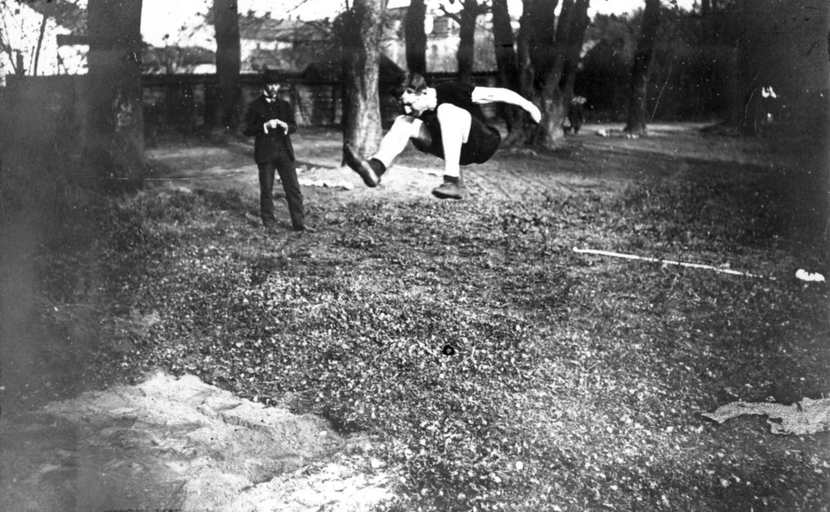 „Meglepetést keltett egy kolozsvári atlétának, Somodynak a távolugrásban elért kitűnő eredménye. Versenyen kívül a 660 m is megugrotta” – jegyezte fel a Sport-világ tudósítója egy 1904-es verseny után. Ez pedig akkoriban kiváló eredménynek számított.
