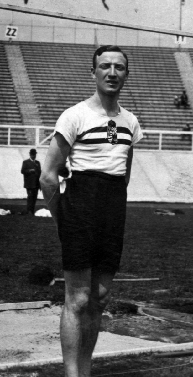 Kiváló eredményeinek köszönhetően Somodit beválogatták az 1908-as olimpiára kiutazó magyar csapatba. Bár nem számított esélyesnek a magasugrásban, titokban jó szereplést vártak tőle. A képen Somodi, magyar címeres mezben, a londoni stadionban.
