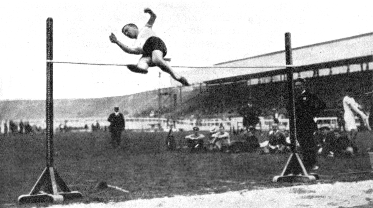 Az 1908-as olimpián a magasugrás próbáját július 21-én rendezték az olimpiai stadionban. A verseny érdekessége az volt, hogy a délelőtti selejtező során két versenyző, a francia Georges André, valamint az ír Con Leahy egyaránt 188 cm-t értek el, viszont a délutáni döntőben ezt az eredményt nem tudták megismételni, ekkor viszont Somodinak sikerült 188 cm-t ugrani. Mivel ekkor még nem létezett a többszöri kísérlet szabálya, valamint a két forduló eredményeit összesítették, így a három sportolót egyaránt ezüstéremmel jutalmazták. A versenyt az amerikai Porter nyerte 190,5 cm-es ugrásával.
