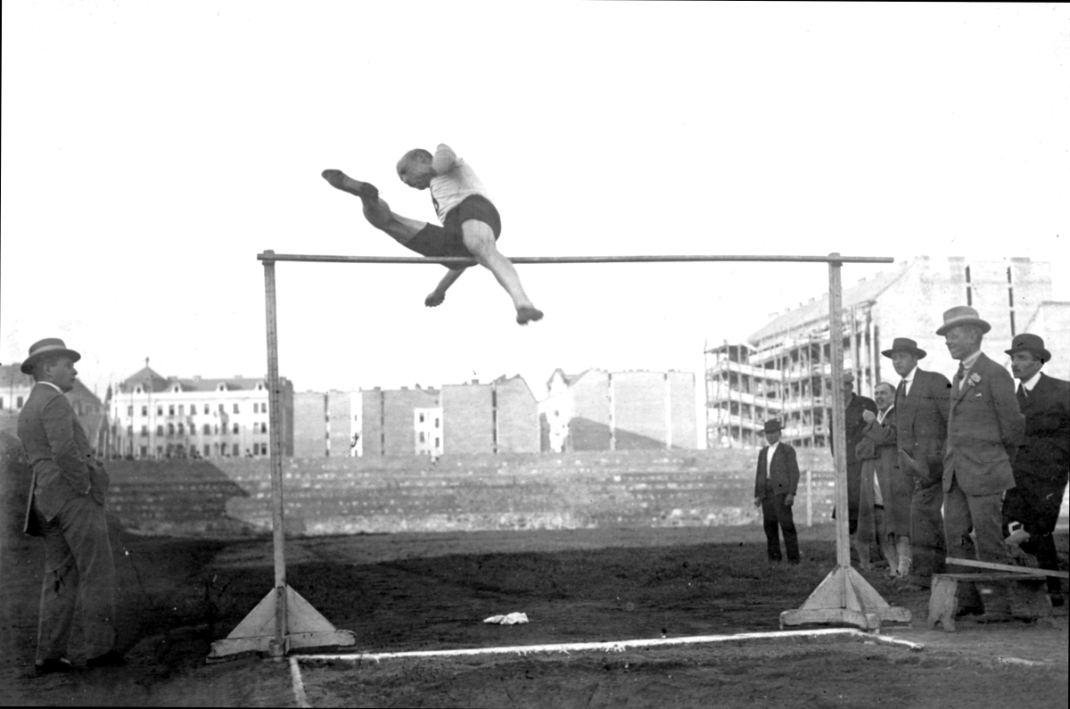 A Magyar Atlétikai Szövetség szabályai szerint országos rekordnak csak az az eredmény számított, melyet az ország területén értek el. A szakértők sejtették, hogy csak idő kérdése a londoni eredmény megismétlése. Ez meg is történt 1910-ben, amikor Somodinak sikerült ismét 188 cm-t ugrania, ezúttal Budapesten.
