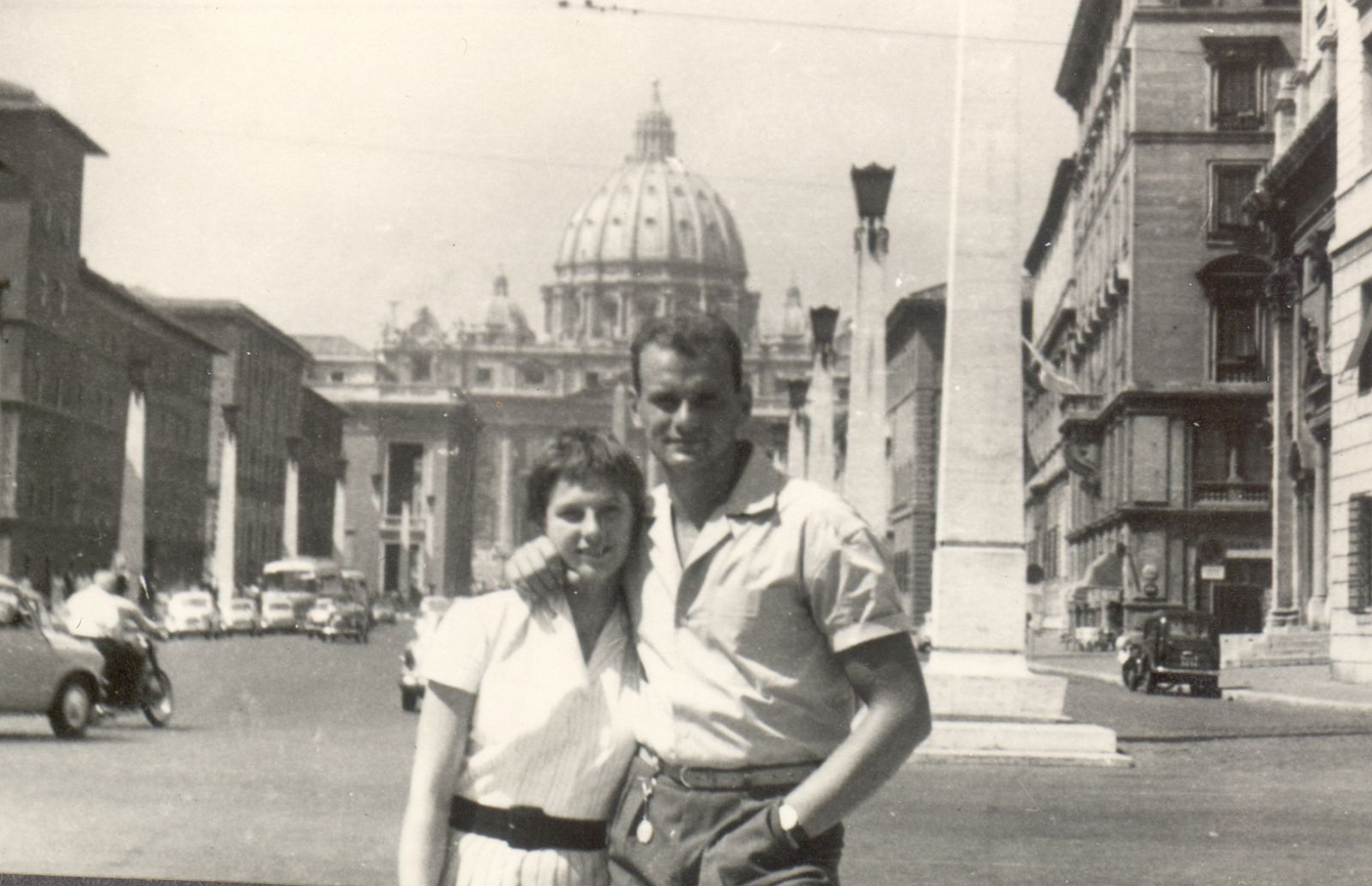 Orbán Olga 1959-ben kötött házasságot Szabó Sándor kolozsvári vízilabdázóval, akivel a Melbourne-i olimpián ismerkedett meg. Ez a felvétel kettőjükről a Szent Péter-bazilika kupolájával a háttérben az 1960-as római világbajnokság alatt készült.
