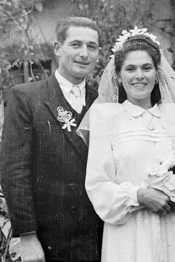 Friss házasok az 1950-es évek közepén. Esküvőn nem volt szokás a népviselet, lakodalomra a vőlegény öltönyt, a mennyasszonyi fehér ruhát öltött.
