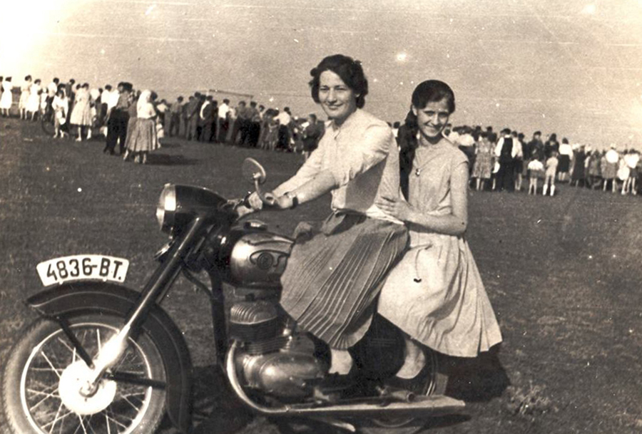 A hölgyek is motorra szálltak, ez a felvétel 1960 és 1965 között egy focimeccsen készült. Amint a rendszámról is látszik, 1960-tól Zimándköz Bánság tartományhoz tartozott.
