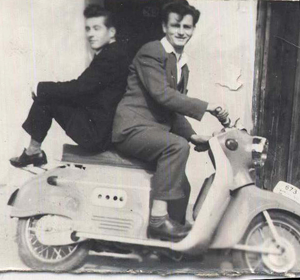 A módosabb zimándközi fiatalemberek között státusszimbólum volt a motorbicikli. A lábát a hátsó keréken támasztó fiatalember a Manet típusú csehszlovák robogó tulajdonosa, barátjával 1960 és 1965 között fényképezte le őket Konti Lajos.
