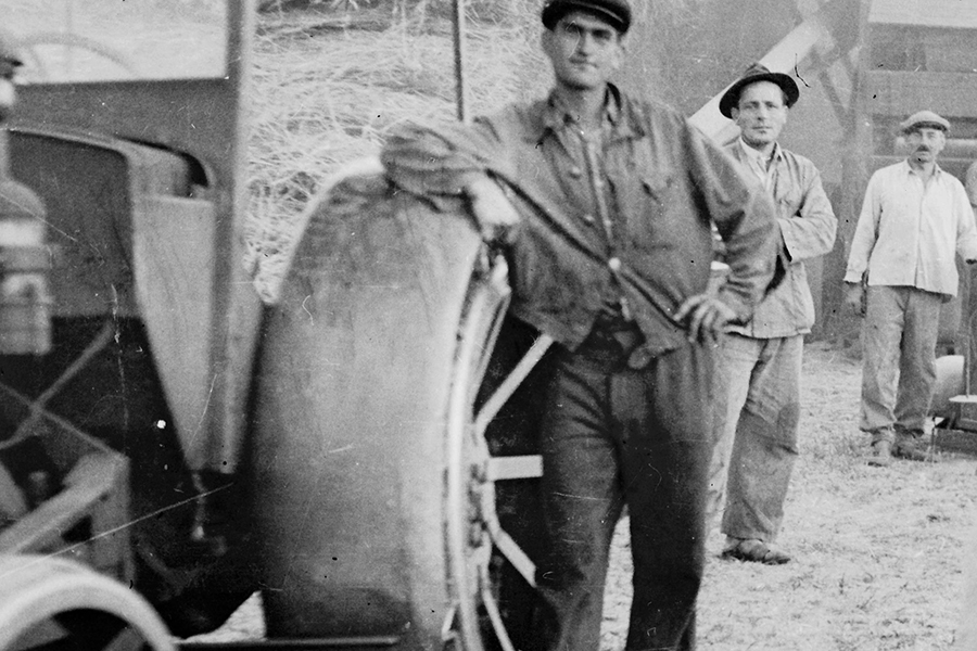 Az autodidakta fotós Konti Lajos ezen a korai fényképén ráérzett az átlós kompozíció erősségére. A férfiak munka közben, a cséplőgép mellett állnak, az 1950-es években.
