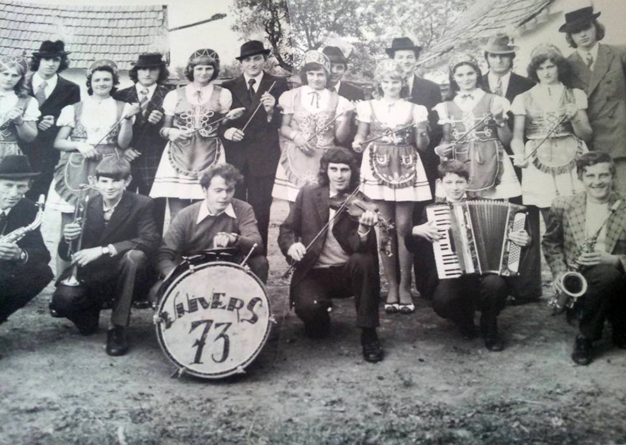 A szüreti bálokon és a lakodalmakon a két-három amatőr helyi zenekar valamelyike húzta a talpalávalót. Ez a fénykép az 1970-es évek közepén készült.
