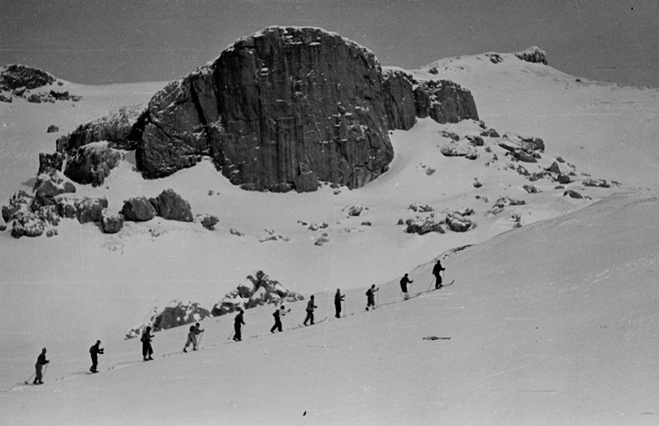 Úton az Omu csúcs felé 1936-ban. Forrás: rekollekt.ro