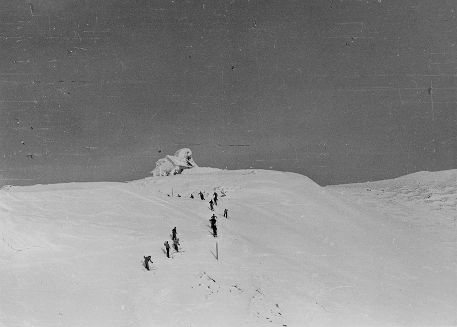 Sítanfolyam a Bucegi hegységben, 1937. Forrás: rekollekt.ro